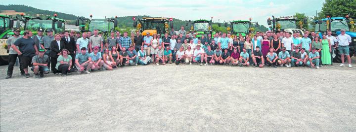 Die frischgebackenen und stolzen Landwirte und Agrarpraktiker kamen mit 80 bunt geschmückten Traktoren zur Feier ins landwirtschaftliche Zentrum Liebegg.