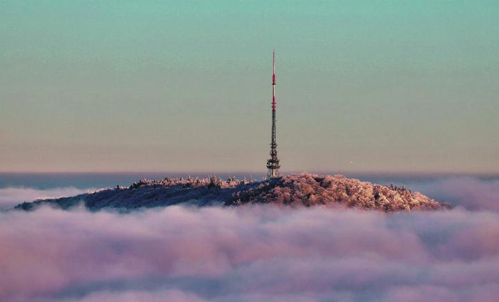 Was für eine Stimmung mit den bewegten Nebelschwaden; aufgenommen vom Cheisacherturm Richtung Geissberg. Leserfoto: Markus Schraner, Gansingen