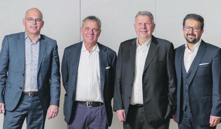 Nach der Vertragsunterzeichnung: Philippe Scherer (von links), Tobias Thommen, Peter Wiederkehr und Pouyan Dardashti. Foto: zVg