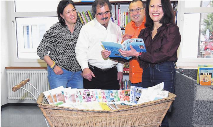 Das Redaktionsteam des «Zeiniger Schäsli» mit Janine Tschopp (von links), Thomas Freiermuth, Urs Kägi und Wendy Wohlfender. Vor ihnen steht ein «Schäsli» voller Dorfchroniken aus den vergangenen Jahren. Foto: Martin Wohlfender Das Redaktionsteam des «Zeiniger Schäsli» mit Janine Tschopp (von links), Thomas Freiermuth, Urs Kägi und Wendy Wohlfender. Vor ihnen steht ein «Schäsli» voller Dorfchroniken aus den vergangenen Jahren. Foto: Martin Wohlfender