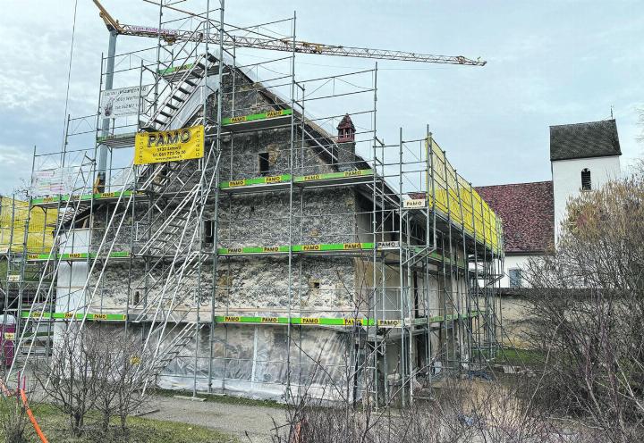 Die Sanierung der Zehntenscheune auf dem Kirchenhügel in Wölflinswil schreitet planmässig voran. Foto: Simone Rufli