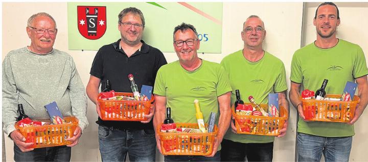 Die Sieger der Gesamtwertung über 300 m (v.l.n.r.): Gerhard Ehresheim 4. Rang, Sven Müller 2. Rang, Sieger Toni Weiss, Hanspeter Schraner 3. Rang und Rainer Büchele 5. Rang. Foto: zVg