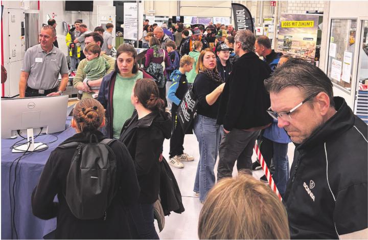 Kein Durchkommen mehr: Die Berufsschau interessiert viele.