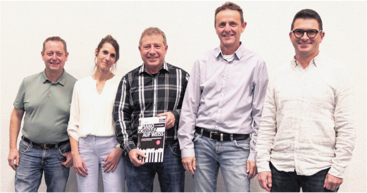 Daniel Hollinger (Mitte) wurde aus dem Gemeinderat verabschiedet. Das Amt des Gemeindeammanns übernimmt ab 1. Januar 2026 Philipp Hasler (links). Foto: Janine Tschopp