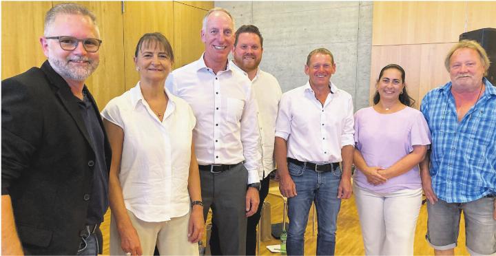 Sie wollen in den Gemeinderat: Severin Schürch (von links), Eva Staubli-Mahrer, Lukas Fässler, Loris Gerometta, Hans Metzger, Ana Barbosa und Thomas Freiermuth. Der Gewerbeverein Möhlin und Umgebung (GMU) organisierte das Politpodium, moderiert von Radiomann Daniel Studer. Foto: Ronny Wittenwiler