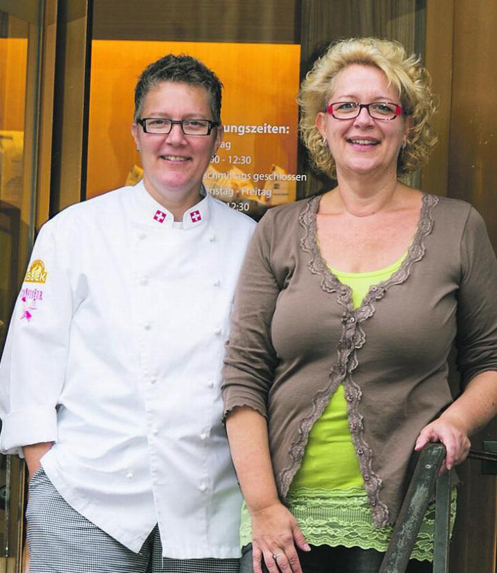 Jolanda (links) und Isabelle Rohrer sind mit viel Herzblut am Rheinfelder Herbstmarkt dabei. Foto: zVg