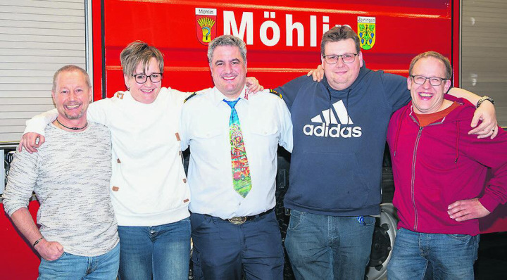 Rene Manser (von links), Andrea Wirthlin, Kommandant Richard Urich, Claude Furrer und Ramon Bucheli. Foto: Christian Sägesser