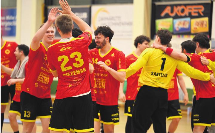 Grosse Freude über den Arbeitssieg gegen Birsfelden. Foto: Christine Steck Grosse Freude über den Arbeitssieg gegen Birsfelden. Foto: Christine Steck