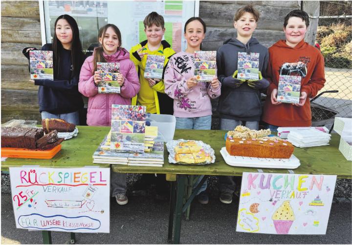 Der Verkaufsstart für den Kaister Rückspiegel 2025 erfolgte durch Fünft- und Sechstklässler. Foto: Urs Müller