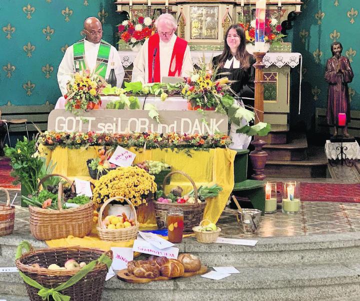 Erntedank-Gottesdienst mit Pfarrer Godwin Ukatu, Pfarrer Niklas Raggenbass und Pfarrerin Irina van Bürck. Foto: zVg