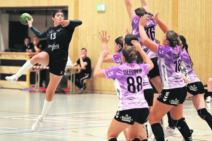 Anouk Burkhalter gegen die «fliederfarbene» Wand der LK Zug konnte die Niederlage der SG Magden/Möhlin/Pratteln 1 nicht verhindern. Foto: Christine Steck