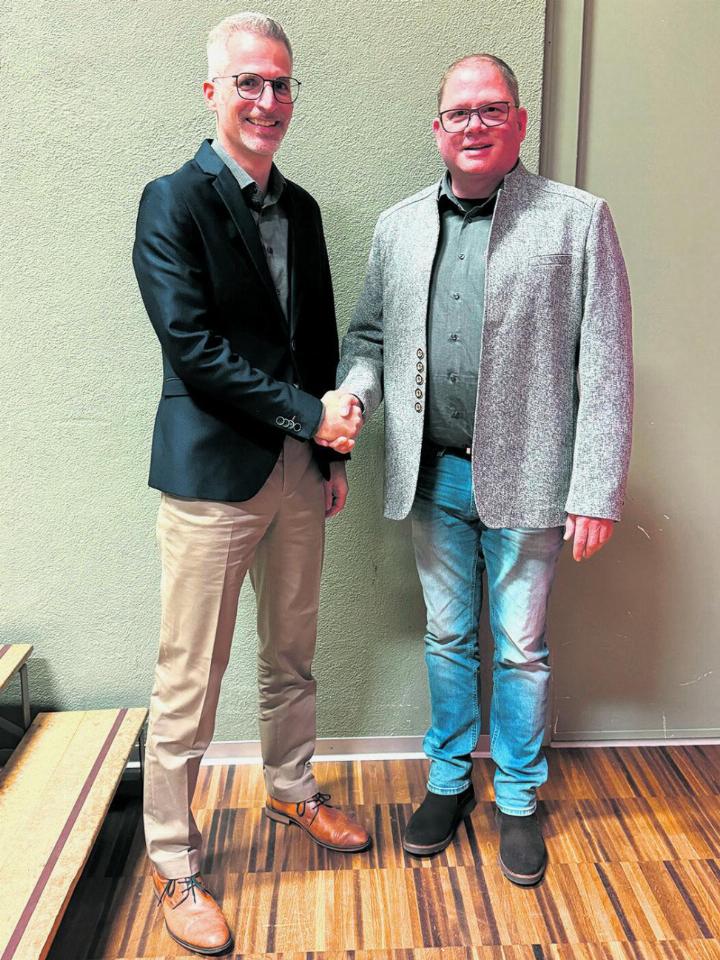 Gemeindeammann Oliver Brem (links) verabschiedet Ratskollege Raphael Lemblé. Foto: Susanne Hörth