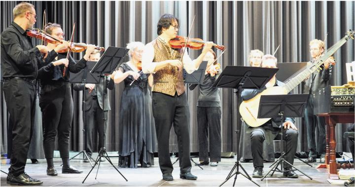 Der holländisch-japanische Geiger Shunske Sato riss das «Capriccio» mit seinem wunderbaren Spiel zu einer Glanzleistung mit. Foto: Edi Strub