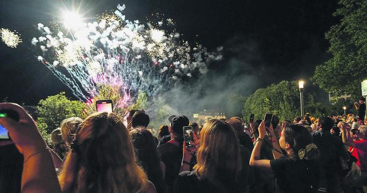 Das spektakuläre Feuerwerk erntete grossen Beifall und wurde von vielen auf ihren Handys aufgezeichnet. Fotos: Edi Strub