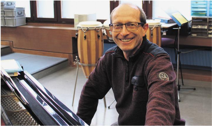 Simon Moesch im Singsaal der Bezirksschule Brugg: «Die Akustik hier drinnen ist sehr gut.» Foto: Karin Pfister