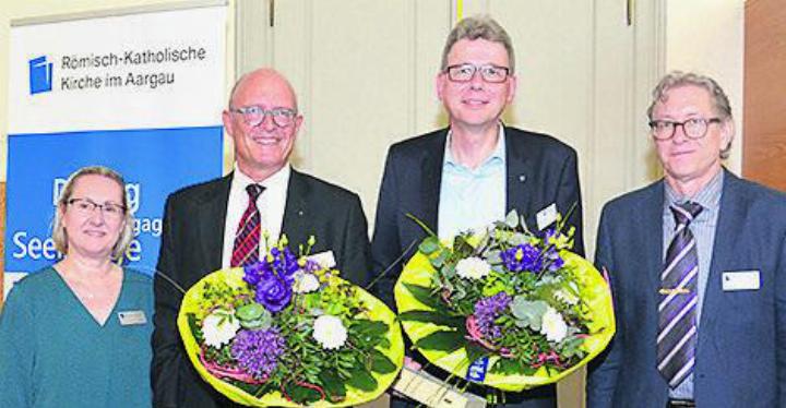 Landammann Dieter Egli (2. v. r.) und Kirchenratspräsident Pascal Gregor (2. v. l.) wurden von der Synode neu gewählt. Die Vizepräsidentin der Synode, Elisabetta Zamperini, und der Präsident der Synode, Matthias Schüepp, gratulierten. Foto: zVg