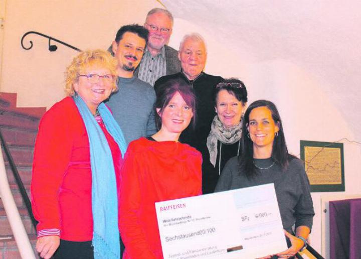 Spendenübergabe mit Bruni Moritz (von links), Sven Eichhorn und Sandra Wey sowie Roland Weiss, Jörg Schneider, Christa Franzen und Sarah Hofmann. Foto: zVg