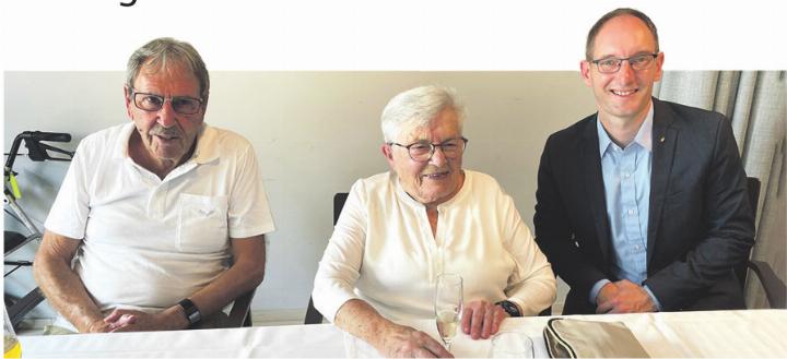 Nicolás Schmid (rechts) überbrachte der Jubilarin die offiziellen Grüsse im Namen des Stadtrats und des Regierungsrats. Foto: zVg