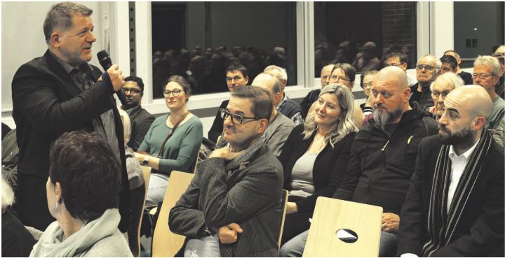 Marcel Aumer von der FlexBase-Group erklärte, dass das Unternehmen die Kosten für die Bus-Wartehäuschen übernehmen wird. Foto: Jean-Marc Felix