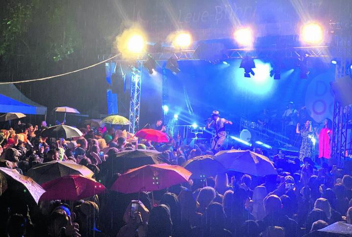 Dodo heizte dem Publikum, trotz Regen, auf der «Leue-Bühni» ein.