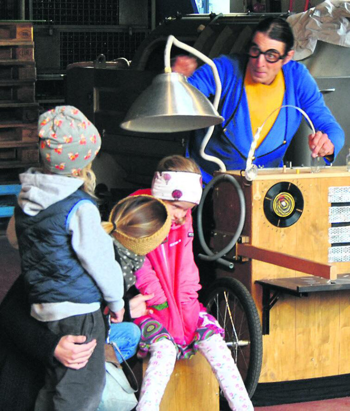 Matz Hoby mit seiner experimentellen Musik im Garten des Meck.