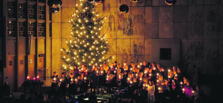 Die Gospel Family begeisterte das Publikum, in der bis auf den letzten Platz besetzten Kirche in Rhienfelden. Foto: Marcel Hauri