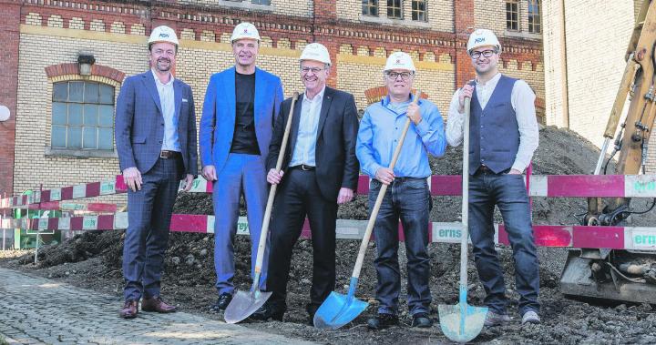 Spatenstich Holzschnitzelheizung bei Feldschlösschen ist erfolgt (von links): Marc Ritter, CEO (AEW), Thomas Amstutz, CEO (Feldschlösschen), Franco Mazzi, Stadtammann Rheinfelden, Thomas Janssen, Leiter nachhaltige Entwicklung (Feldschlösschen), und Christian Müller, Geschäftsführer. Foto: zVg