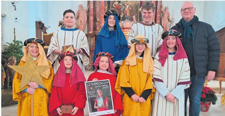 Die Zeininger Sternsingerinnen und Sternsinger mit Diakon Markus Wentink. Foto: zVg