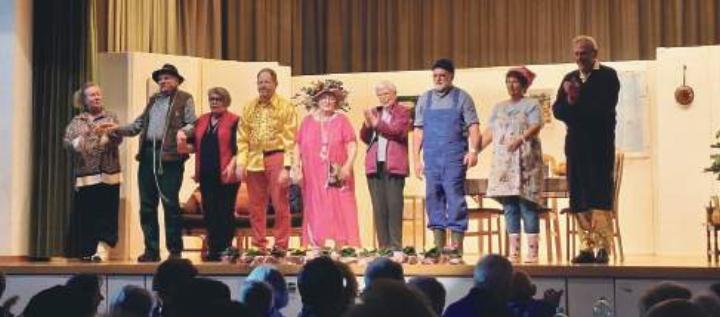 Die Senioren-Theatergruppe «Herbschtrose» sorgte in Eiken für beste Unterhaltung. Foto: zVg