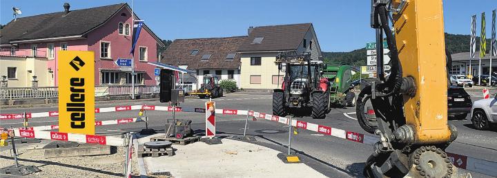 In Effingen wird die Kreuzung Bözberg-/Bahnhofstrasse Ende Jahr zu einem Kreisel umgebaut. Foto: Simone Rufli