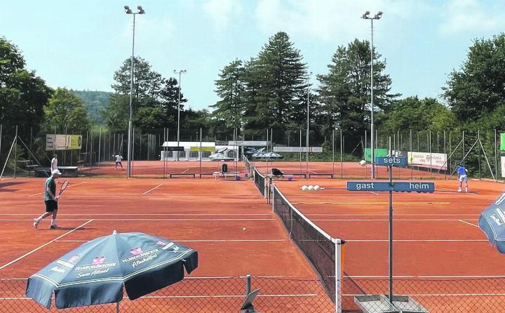 Hitzige Duelle an den Fricktaler Tennismeisterschaften. Foto: Finn Wunderlin