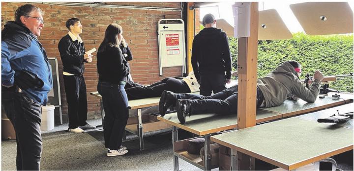 Jungschützenleiter Ignaz Welte (links) ist erfreut über die guten Resultate. Foto: zVg