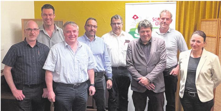 Die anwesenden Vorstandsmitglieder der SVP des Bezirks Laufenburg (von links): Reto Gander, Nationalrat und Bezirksparteipräsident Christoph Riner, Adrian Speckert, Grossrat Alex Reimann, Alt Grossrat Roger Fricker, Andreas Tscheulin, Grossrat Patrick Meier und Alt Grossrätin Tanja Suter. Foto: zVg