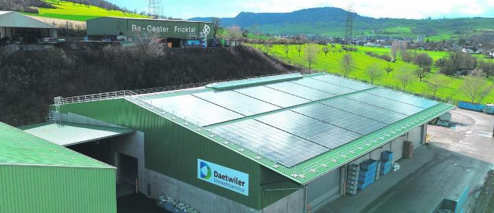 1248 Module auf 3300 Quadratmetern und eine Leistung von 536 kWp: Die PV-Anlage auf dem Dach des ReCenters in Frick. Foto: zVg