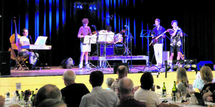 Auch die Band der Musikschule Magden sorgte für Stimmung. Foto: Charlotte Steffen