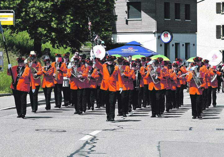Paradewettbewerb auf der Hauptstrasse: Musikgesellschaft Kaisten.