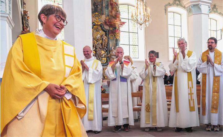 «Und wenn die Menschen nicht zur Kirche kommen, dann komme ich zu den Menschen»: Hannah Audebert, Priesterin. Foto: zVg