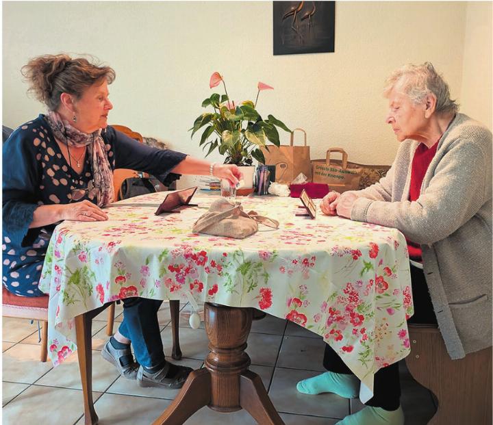 «Es ist immer ein Geben und Nehmen, eine Bereicherung für beide Seiten», sagt Brigitte Merkofer (links), die im Auftrag des Besuchsdienstes Regio-Laufenburg ältere Menschen wie Astrid Schnetzler (rechts) in Kaisten besucht. Foto: zVg