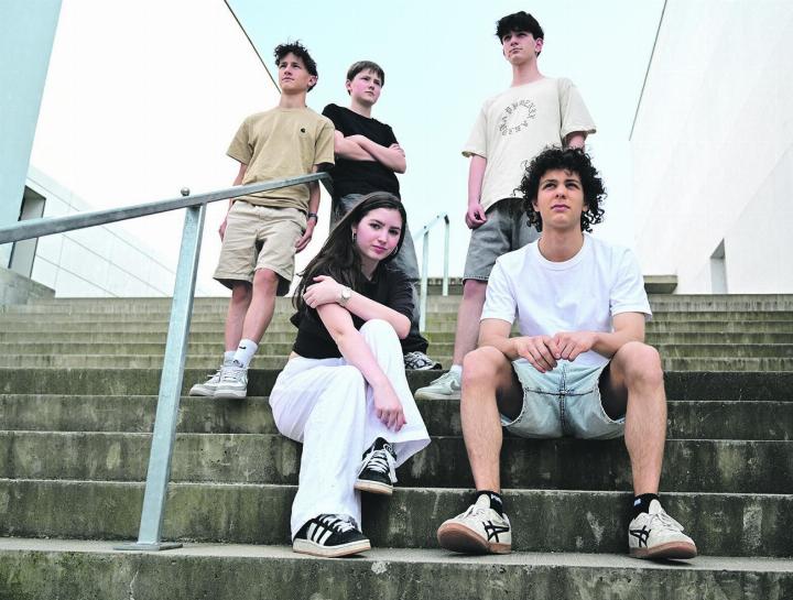 «The Returners» sind Miro Weber (von links), Samuel Binkert, Chiara Hasler, Lean Melone und Maël Melone. Foto: zVg
