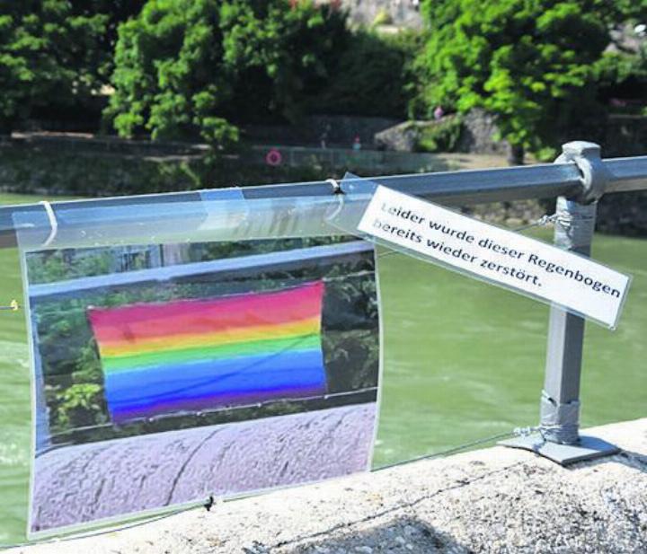 Ein Foto erinnert an die abgerissene Regenbogenfahne auf der alten Rheinbrücke. Foto: Susanne Hörth