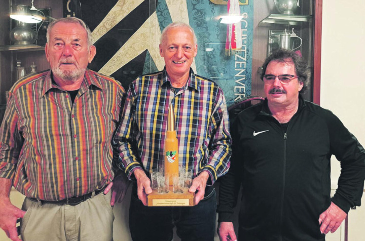 Das Siegerpodest des Jahresstichs (von links): Hans Zährl, Sieger Klaus Senn und Thomas Freiermuth. Foto: zVg
