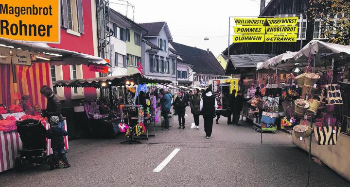 Buntes Treiben unter Nebeldecke: Martinimarkt in Frick gestern Montag. Foto: Stephanie Dünneisen