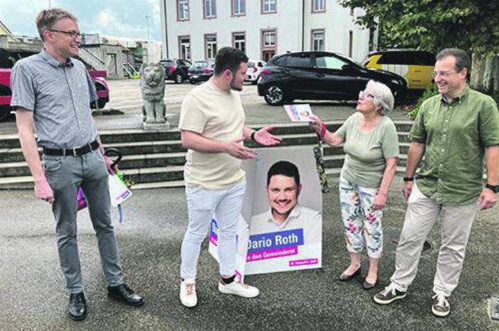 Dario Roth diskutierte mit Bürgerinnen und Bürgern. Foto: zVg