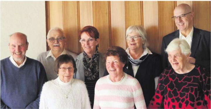 Hintere Reihe v. l.: Stefan Höchli, André Carre, Helen Leubin, Helen Neuhaus, Leopold Loretan; vordere Reihe: Iren Windisch, Maria Winter, Brigitte Birri. Foto: zVg