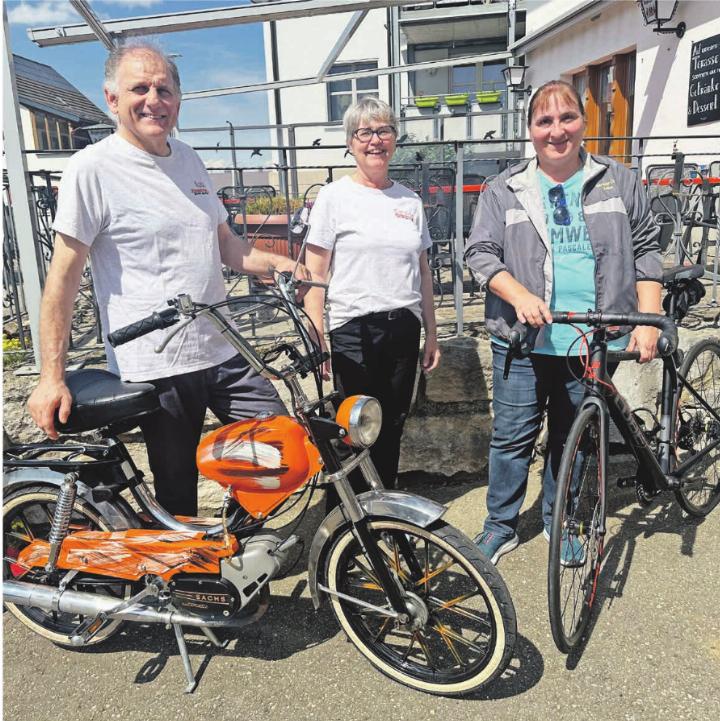 Er brachte den Stein oder besser die Zweiräder ins Rollen: Robert Probst mit seiner Frau Caroline und VMC-Vizepräsidentin Sonja Basler. Das Mofa hat Robert Probst übrigens für seine Frau in Schuss gebracht und mit einer speziellen Lackierung versehen (natürlich in Oranje für die gebürtige Niederländerin). Foto: Sonja Fasler
