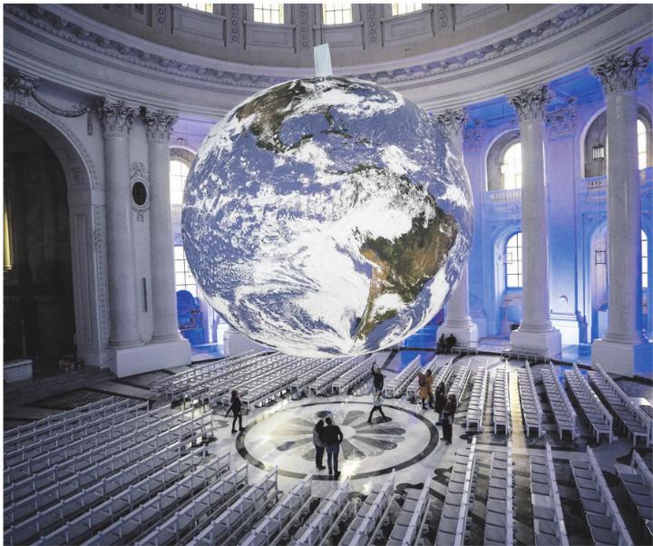 Mit der Kunstsensation «GAIA» verwandelt sich der Dom St. Blasien bis zum 9. November 2025 in ein Fenster zum Weltall. Foto: zVg Mit der Kunstsensation «GAIA» verwandelt sich der Dom St. Blasien bis zum 9. November 2025 in ein Fenster zum Weltall. Foto: zVg