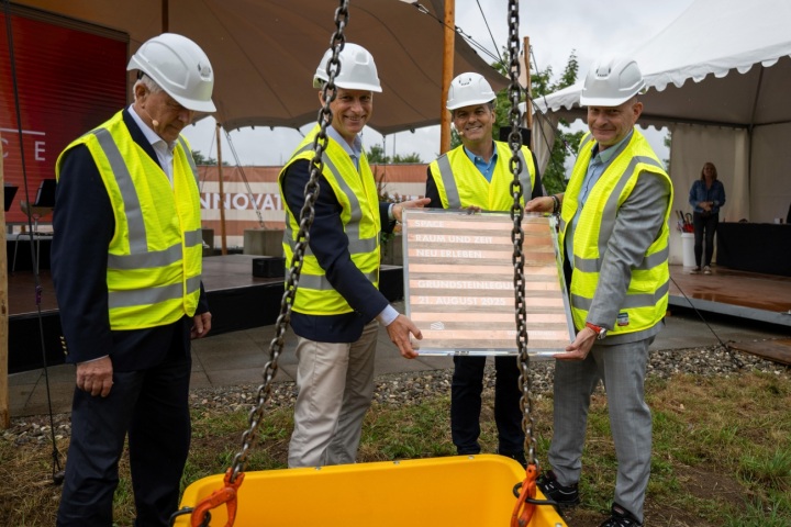 Projektdirektor Dr. Joachim Baeckert, Ivo Lansbergen, Business Unit President  ANH, Nunzio Lo Chiatto CEO Berninvest und Werksleiter Dirk Dupper mit der Grundsteinplatte  bevor diese zusammen mit der Zeitkapsel per Kran in die Baugrube transportiert wurde