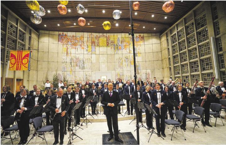 Dani Haus hat die Rheinfelder Stadtmusik auf einen erstaunlichen Stand gebracht. Hier nimmt er zusammen mit seinen Musikern gerührt den Applaus des Publikums entgegen. Fotos: Edi Strub