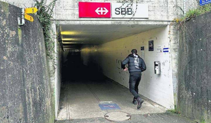 Die Fussgängerunterführung zum Bahnhof wird bleiben. Die Gemeindeversammlung lehnte den Bau einer Fussgängerbrücke mit Lift ab. Foto: Charlotte Fröse