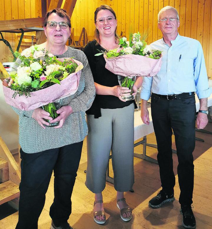 Die neuen Vorstandsmitglieder Andrea Wunderlin (links) und Janina Imhof mit Präsident Urs Hofer. Foto: zVg